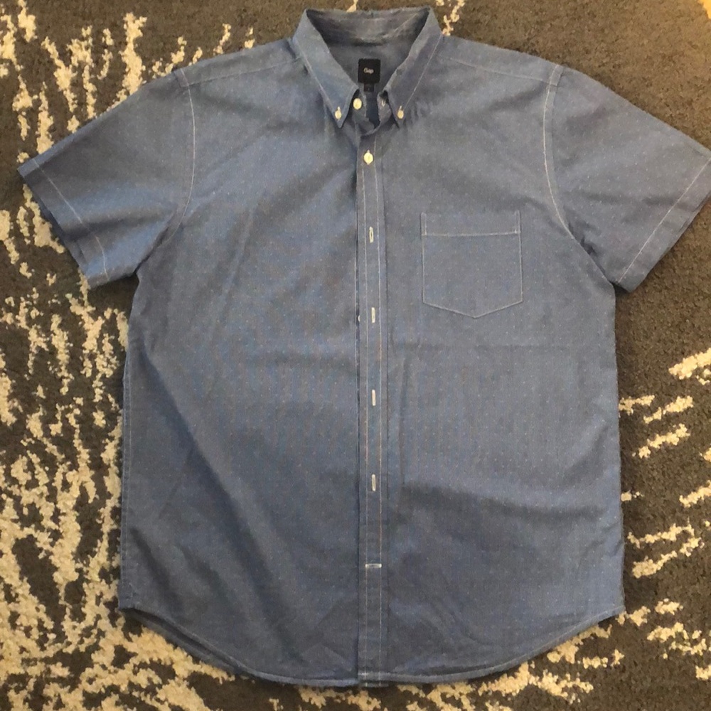 Men Gap button down shirt